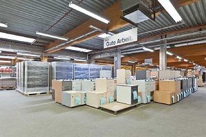 Produktionsfläche mit Materialwagen in einem realen Projekt