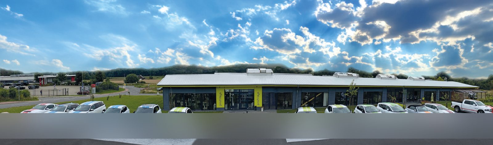 profilsys-Firmengebäude in Melle mit Fahrzeugflotte